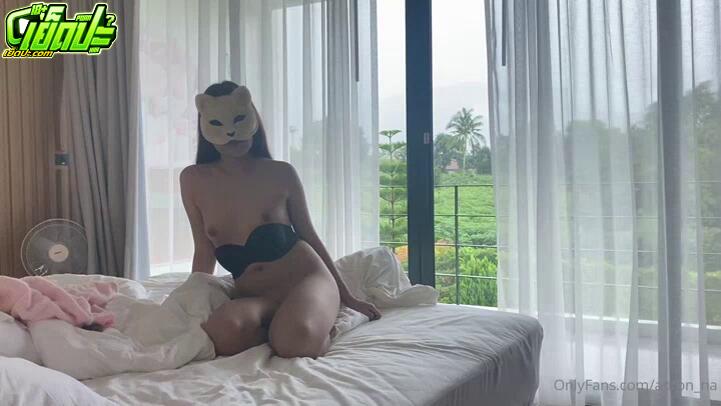 คลิปหลุดOnlyfans aofon_na น้องฟ้าสาวสวยหุ่นเด็ดนมใหญ่ใส่หน้ากากเย็ดกับคู่เทพในห้องพักเปิดม่านเย็ดเสียวๆต่อด้วยขึ้นขย่มควยเอง