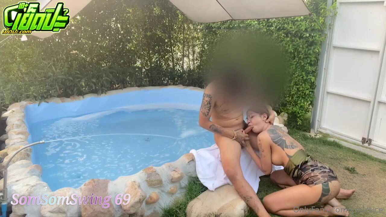 คลิปหลุดOnlyfans somsomswing น้องส้มสาวแว่นสักลายหุ่นดีสุดขี้เงี่ยนนัดหนุ่มควยใหญ่มาเย็ดเอาท์ดอร์ริมสระว่ายน้ำโม๊คควยเลียหีแล้วซอยไม่ยั้ง